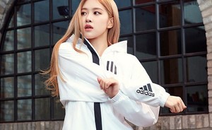  Rosé Looks Cool and Classy for Adidas W.N.D jaqueta