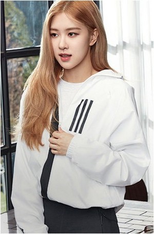  Rosé Looks Cool and Classy for Adidas W.N.D jaket