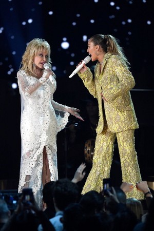  Dolly Parton and Miley Cyrus (61st Grammys)