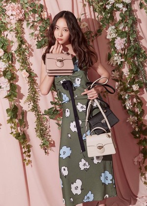  Krystal in 'Paul's Boutique' 2019 S/S Collection afbeeldingen