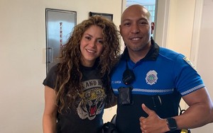 Shakira Visits Miami Beach PD