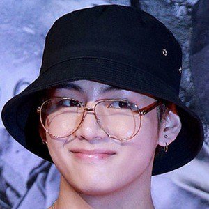  Tae in a hat and glasses