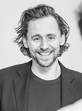  Tom Hiddleston sa pamamagitan ng Marc Brenner (February 2019)