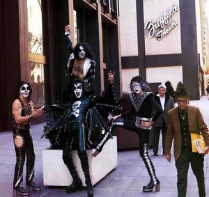  45 years cách đây today: Kiss (NYC) April 24, 1974