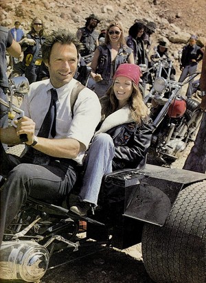  Clint Eastwood and a người hâm mộ on the set of The Gauntlet 1977