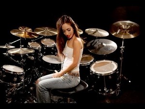  Femme drummer, ngoma