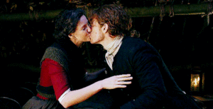 Jamie and Claire kiss- Season 4