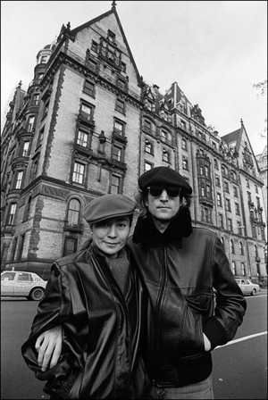  John Lennon And Yoko Ono In Front Of The Dakota