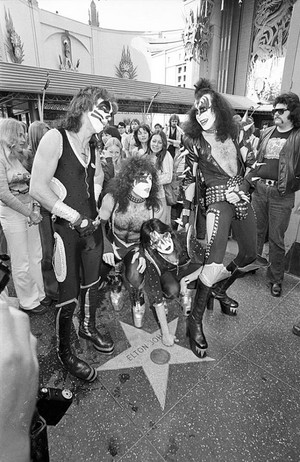  किस ~Hollywood, California...February 24, 1976 (Graumans Chinese Theater)
