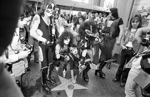  किस ~Hollywood, California...February 24, 1976 (Graumans Chinese Theater)