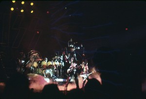  吻乐队（Kiss） ~Uniondale, New York...February 21, 1977