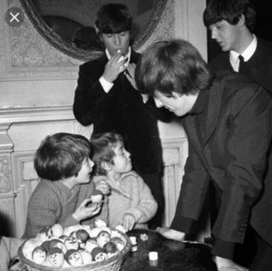  Beatles with young प्रशंसकों