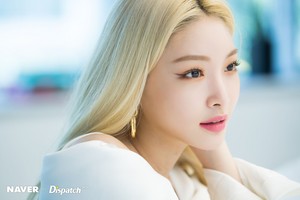  Chungha - "Flourishing" promotion photoshoot oleh Naver x Dispatch