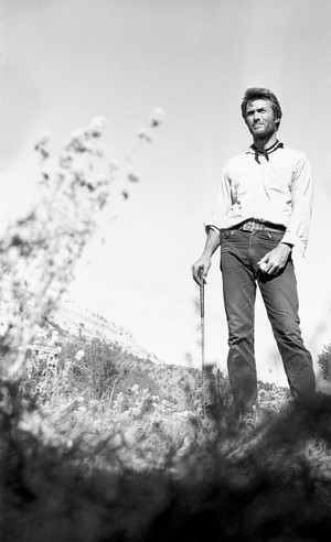  Clint Eastwood plays golf on the set of The Good, the Bad and The Ugly (1966)