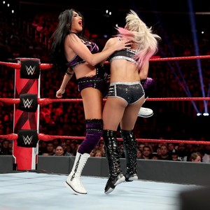 Raw 6/17/19 ~ The IIconics vs Alexa Bliss/Nikki menyeberang, salib