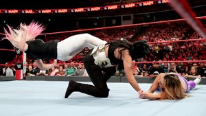  Raw 6/3/19 ~ Nikki 십자가, 크로스 vs Peyton Royce