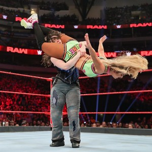  Raw 7/1/19 ~ Carmella vs Nikki पार करना, क्रॉस