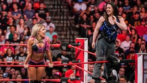  Raw 7/1/19 ~ Carmella vs Nikki traverser, croix