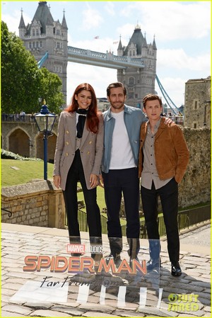  Tom Holland, Jake Gyllenhaal and Zendaya Reunite at 'Spider-Man: Far From Home' Londra foto Call!