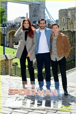  Tom Holland, Jake Gyllenhaal and Zendaya Reunite at 'Spider-Man: Far From Home' लंडन चित्र Call!