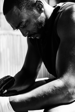  Anthony Mackie photographed سے طرف کی Ture Lillegraven for Men’s Health (2019)