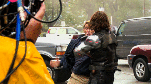  टोपी vs Bucky (actors and stunts doubles)
