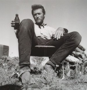  Clint sipping a বিয়ার on set of The Good, the Bad and the Ugly