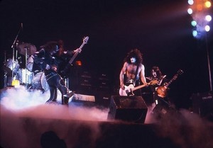  吻乐队（Kiss） ~Long Beach, California...January 17, 1975