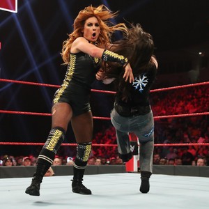  Raw 7/29/19 ~ Becky Lynch vs Nikki पार करना, क्रॉस