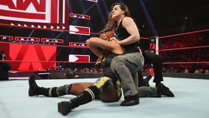  Raw 7/29/19 ~ Becky Lynch vs Nikki menyeberang, salib