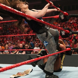  Raw 7/29/19 ~ Becky Lynch vs Nikki 交叉, 十字架