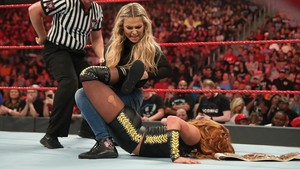  Raw 7/29/19 ~ Becky Lynch vs Nikki traverser, croix