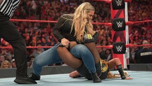  Raw 7/29/19 ~ Becky Lynch vs Nikki menyeberang, cross