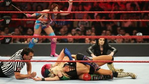  Raw 8/5/19 ~ Women's Tag Team 제목 Fatal 4-Way
