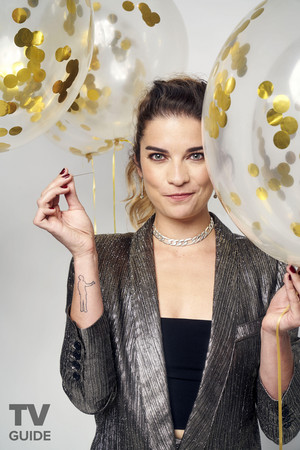  TV Guide's 'Best 显示 On TV' Photoshoot 2019 ~ Annie Murphy