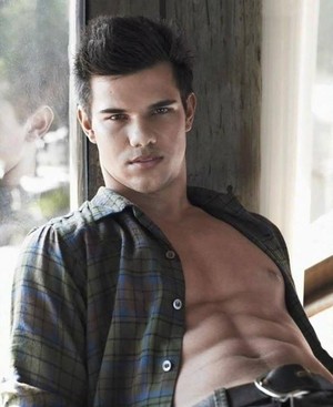  Taylor Lautner open camisa