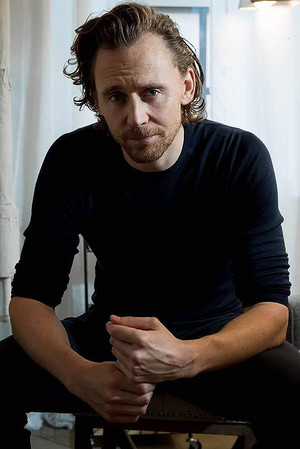  Tom Hiddleston sa pamamagitan ng Devin Yalkin (August 2019)