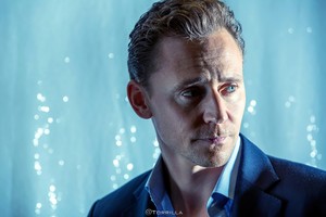  Tom Hiddleston photographed kwa Ramona Rosales for The wrap, upangaji pamoja (2016)
