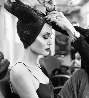  Angelina Jolie transforms into Maleficent