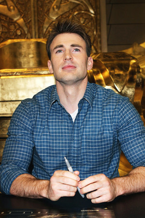  Chris Evans - Captain America: The First Avenger signing, San Diego Comic Con — July 24, 2010