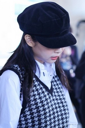  Jennie at Incheon Intl. Airport Back from Paris
