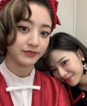  Jeongyeon and Jihyo