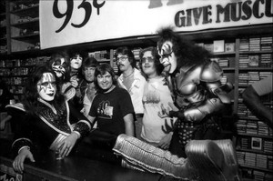  吻乐队（Kiss） ~Atlanta, Georgia...August 14, 1976 (Destroyer In-Store promo Peaches Records)