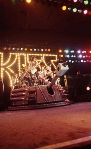 Ciuman ~Essen, West Germany...November 11, 1983 (Lick it Up Tour)