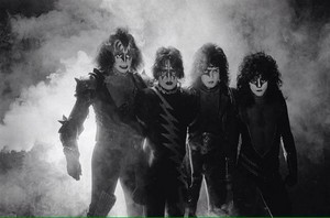 吻乐队（Kiss） ~Hollywood, California...October 28, 1982 (Creatures of the Night Tour)