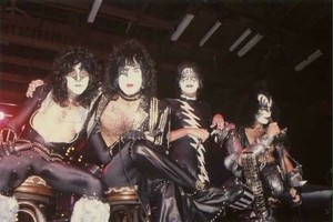  halik ~Hollywood, California...October 28, 1982 (Creatures of the Night Tour)