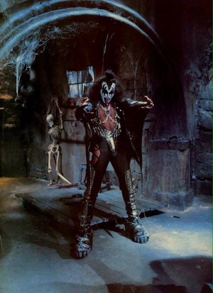  চুম্বন Meets the Phantom of the Park ~Valencia, California…May 11-15, 1978 Air Date: October 28, 19