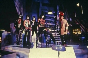  吻乐队（Kiss） Meets the Phantom of the Park ~Valencia, California…May 11-15, 1978 Air Date: October 28, 19