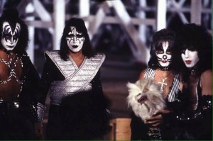  চুম্বন Meets the Phantom of the Park ~Valencia, California…May 11-15, 1978 Air Date: October 28, 19