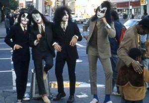  KISS (NYC ) October 26, 1974 (Dressed to Kill picha shoot)